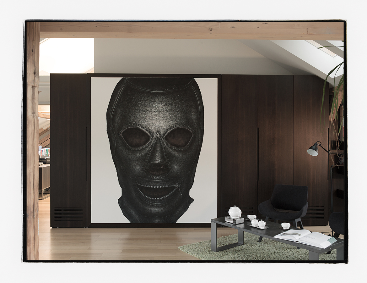 Wandschrank aus dunkler, matt lackierter Eiche mit Bild